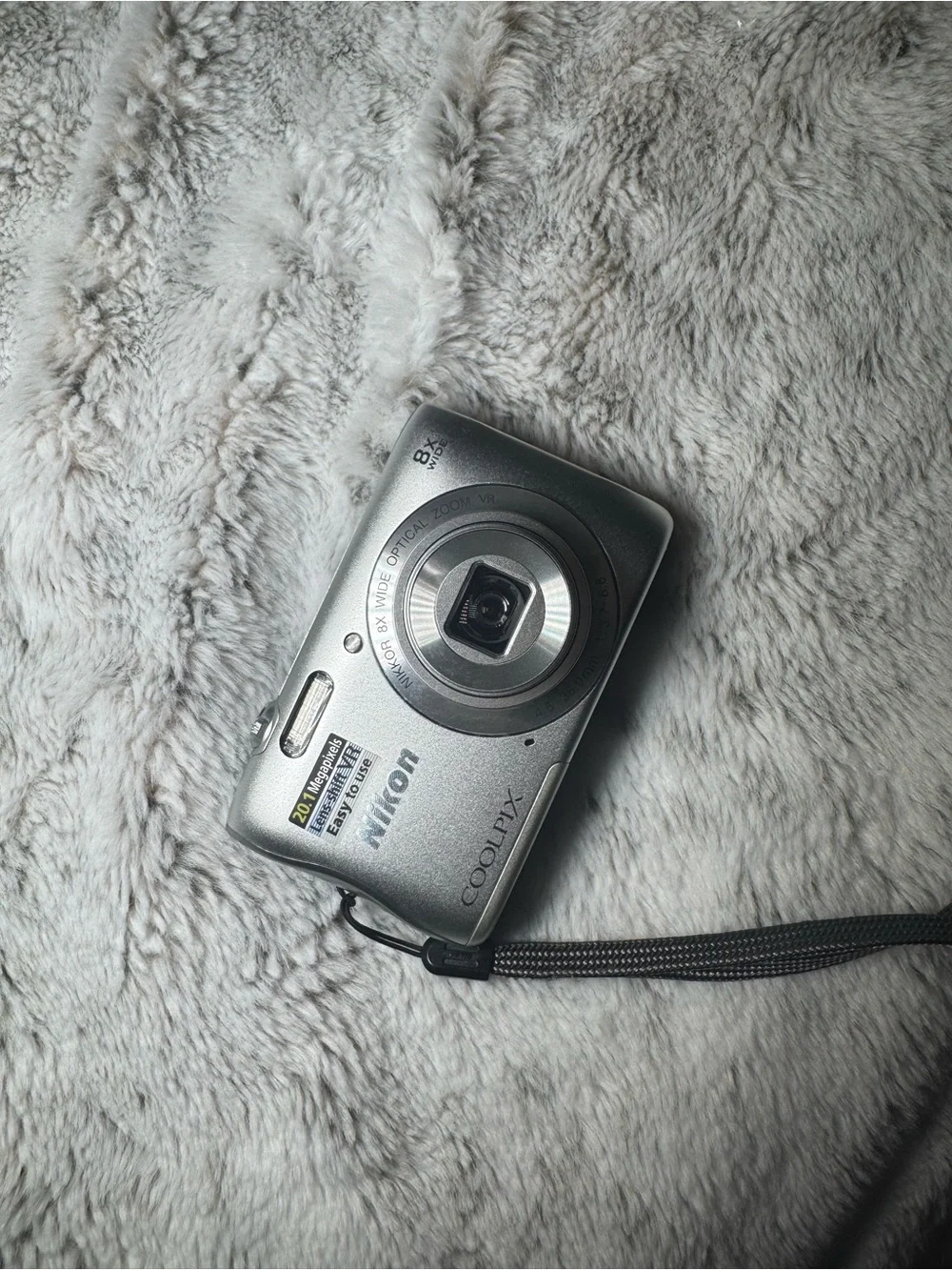 Nikon COOLPIX S3700 20.1MP Silver Camera 8x Zoom  TESTED